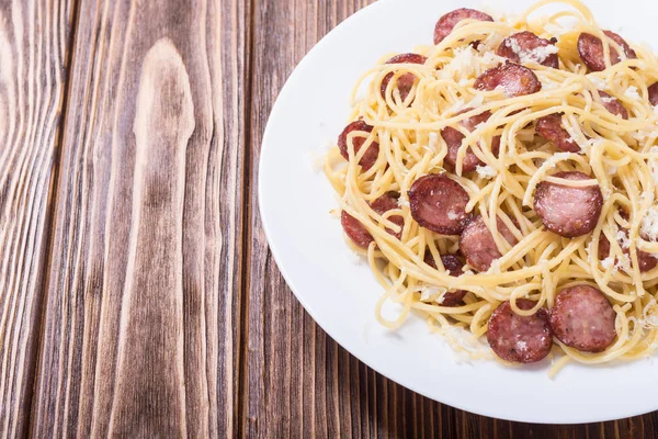 Esparguete Massa Com Salsichas Queijo Parmesão Comida Italiana — Fotografia de Stock