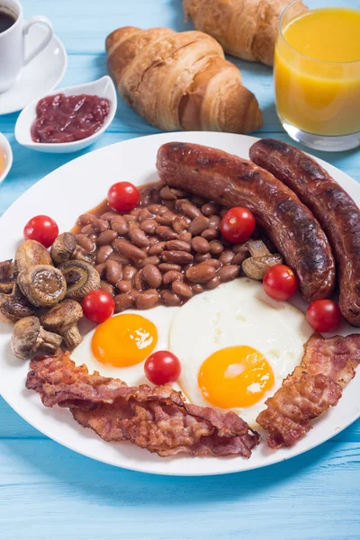 健康平衡的英语早餐与果酱 咖啡和果汁 — 图库照片