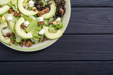 Sağlıklı salata avokado, ceviz ve peynir ile. Vegan gıda