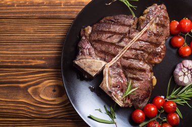 Izgara Dana biftek domates ve sarımsak ile. T-Bone