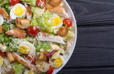 Tavuk, yumurta, domates ve kruton ceasar salata