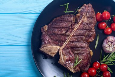 Izgara Dana biftek domates ve sarımsak ile. T-Bone