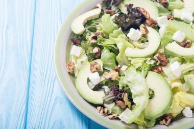 Sağlıklı salata avokado, ceviz ve peynir ile. Vegan gıda