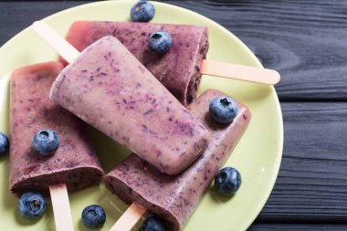 Yaban mersini ve yoğurt ile buzlu şeker. Yaz dondurma