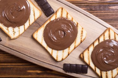 somun nuga krem sandviç çikolata ile