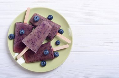 Yaban mersini ve yoğurt ile buzlu şeker. Yaz dondurma