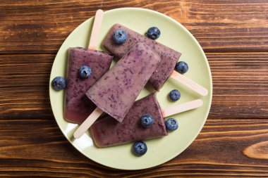 Yaban mersini ve yoğurt ile buzlu şeker. Yaz dondurma