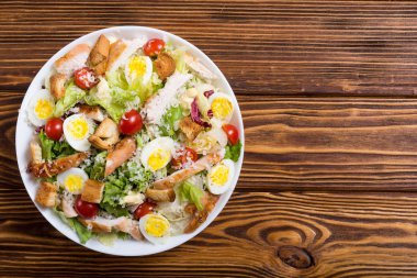 Tavuk, yumurta, domates ve kruton ceasar salata