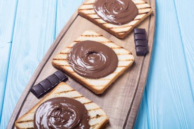 somun nuga krem sandviç çikolata ile