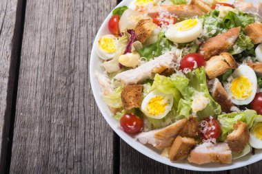 Tavuk, yumurta, domates ve kruton ceasar salata