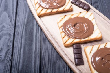 somun nuga krem sandviç çikolata ile