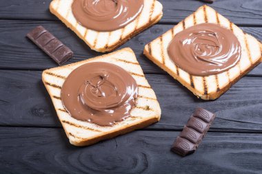 somun nuga krem sandviç çikolata ile