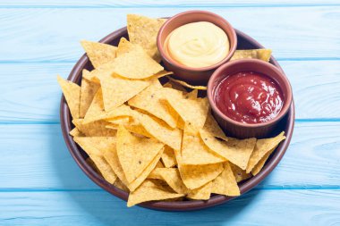 Domates ve peynir soslu çıtır cips cips. Geleneksel Meksika yemeği