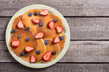 Çilek ve yaban mersinli krep. Krep declious tatlı .