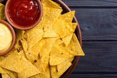 Domates ve peynir soslu çıtır cips cips. Geleneksel Meksika yemeği