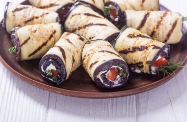 Krem peynir ve domates ile ızgara patlıcan (patlıcan) rulo