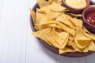 Domates ve peynir soslu çıtır cips cips. Geleneksel Meksika yemeği