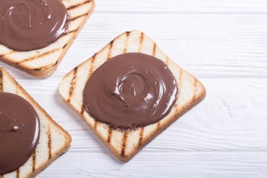 somun nuga krem sandviç çikolata ile