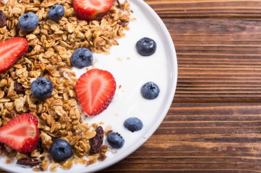 Yoğurt granola ve çilek (böğürtlen ve çilek ile )