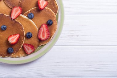 Çilek ve yaban mersinli krep. Krep declious tatlı .