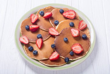 Çilek ve yaban mersinli krep. Krep declious tatlı .