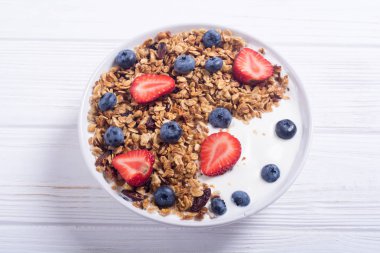 Yoğurt granola ve çilek (böğürtlen ve çilek ile )