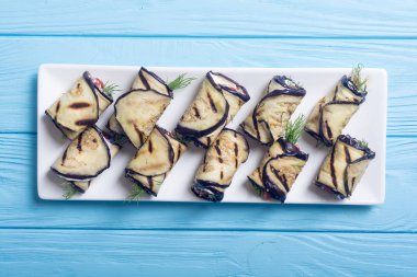 Krem peynir ve domates ile ızgara patlıcan (patlıcan) rulo