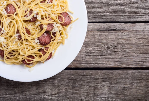 Esparguete Massa Com Salsichas Queijo Parmesão Comida Italiana — Fotografia de Stock