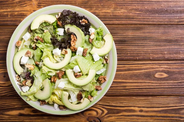 Gesunder Salat Mit Avocado Walnüssen Und Käse Veganes Essen — Stockfoto