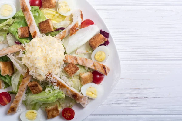 Cessar Salada Com Frango Ovos Tomates Croutons — Fotografia de Stock