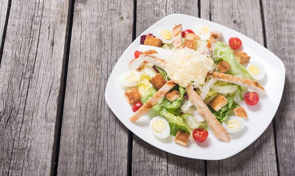 Salat Mit Huhn Eiern Tomaten Und Croutons — Stockfoto