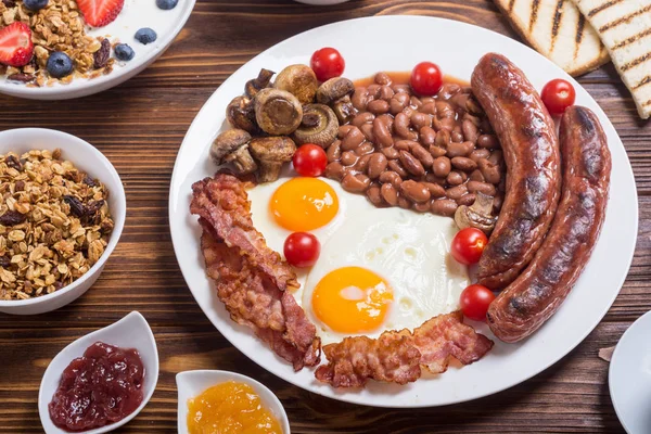 Здоровый Сбалансированный Английский Завтрак Йогуртом Ягодами Фруктами Кофе Соком — стоковое фото