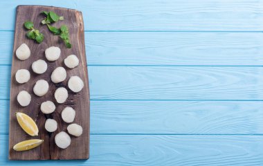 Salata ile ham tarak. Taze lezzetli deniz ürünleri