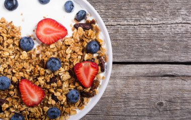 Yoğurt granola ve çilek (böğürtlen ve çilek ile )