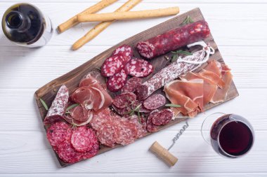 Ürün yelpazesine sosis. Jambon, salam ve jamon ahşap tahta üzerinde 