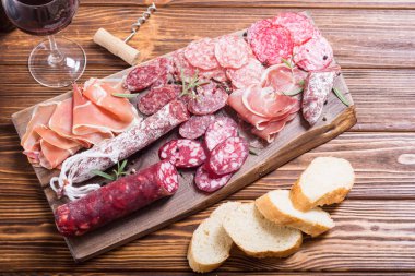Ürün yelpazesine sosis. Jambon, salam ve jamon ahşap tahta üzerinde 