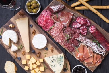 Peynir ve sosis: jambon, salam, jamon, camembert, brie, parmesan .