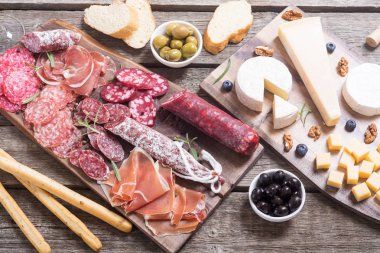 Peynir ve sosis: jambon, salam, jamon, camembert, brie, parmesan .