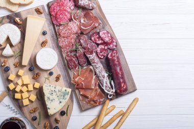 Peynir ve sosis: jambon, salam, jamon, camembert, brie, parmesan .