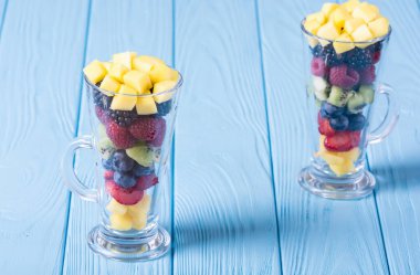 Taze meyve ve çilek salatası cam. Sağlıklı vitamin gıda arka plan .