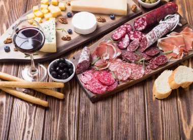 Peynir ve sosis: jambon, salam, jamon, camembert, brie, parmesan .