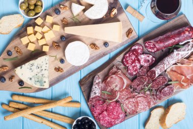 Peynir ve sosis: jambon, salam, jamon, camembert, brie, parmesan .