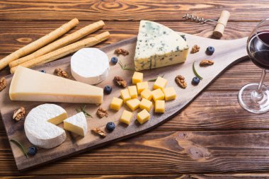 (Brie, peyniri, parmesan ve Rokfor peynir çeşitleri )