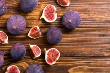 Sonbahar taze meyve incir. Rustik arka plan üzerinde sağlıklı gıda