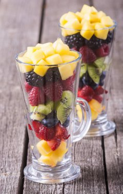 Taze meyve ve çilek salatası cam. Sağlıklı vitamin gıda arka plan .