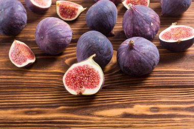 Sonbahar taze meyve incir. Rustik arka plan üzerinde sağlıklı gıda