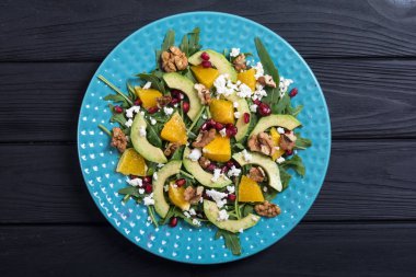 Nar, portakal, peynir ve ceviz meyve avokado salatası