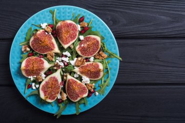 Peynir, roka, ceviz ve nar incir sonbahar salatası. Sağlıklı gıda