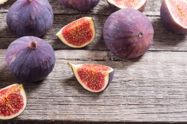 Sonbahar taze meyve incir. Rustik arka plan üzerinde sağlıklı gıda