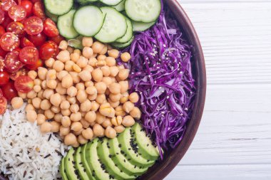 Sağlıklı vejetaryen avokado, salatalık, marul, nohut ve domates salatası. Vegan gıda